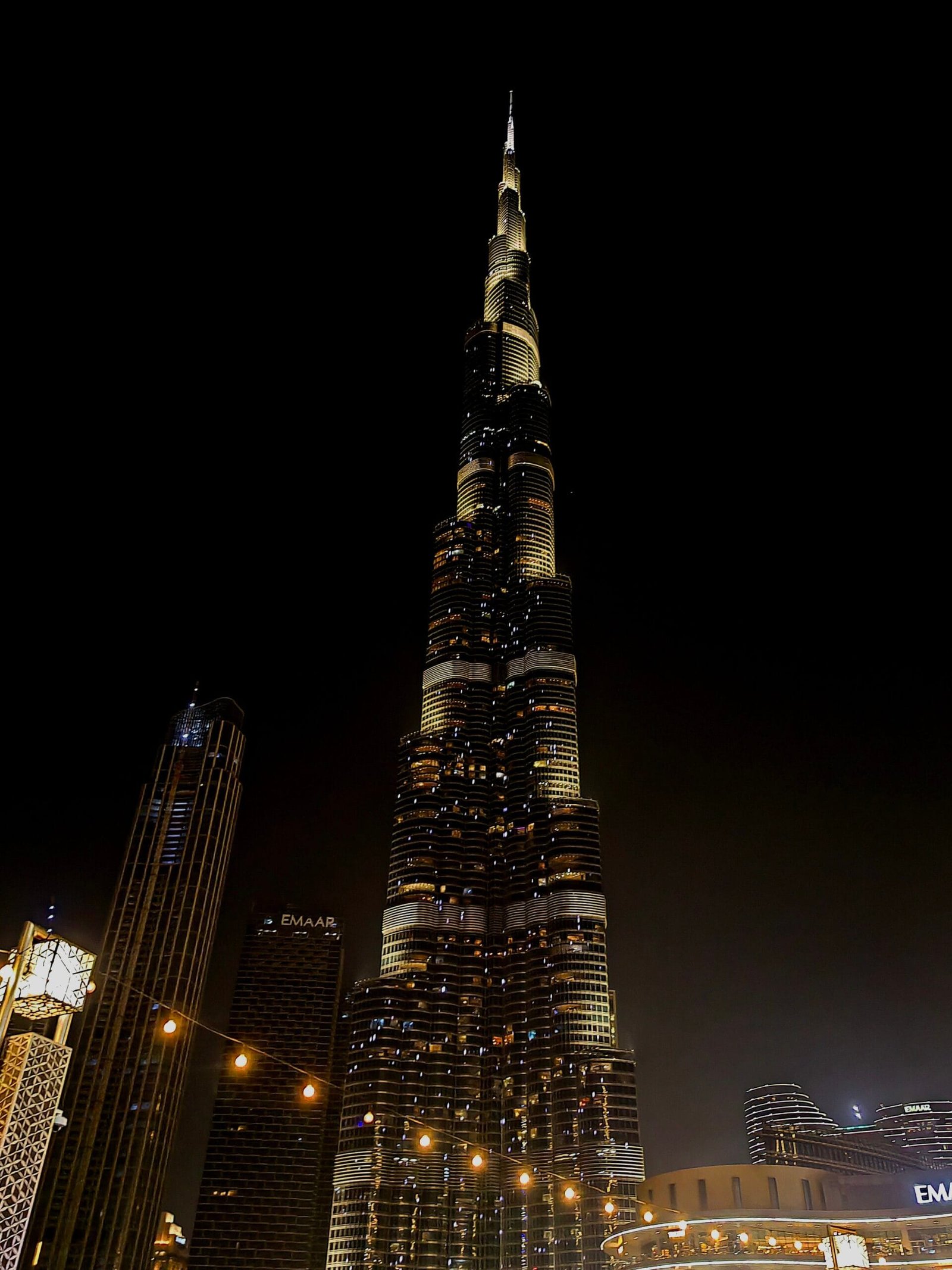 Breath-taking image of Burj Khalifa lit up at night